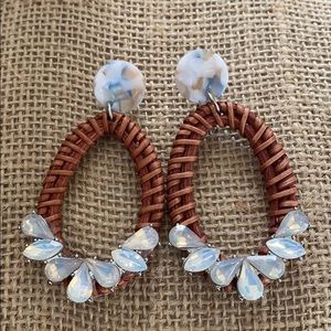 Wicker jeweled earrings tortoise details